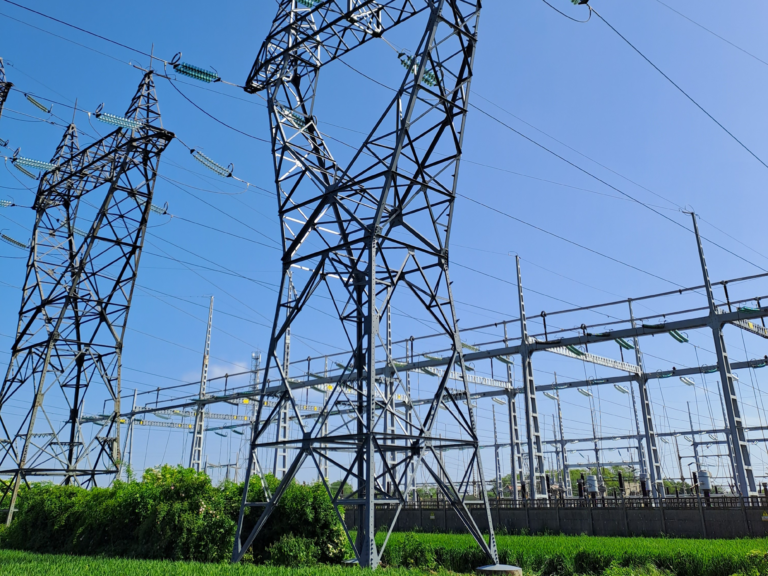 Des pylônes électriques durables grâce à protection anticorrosion